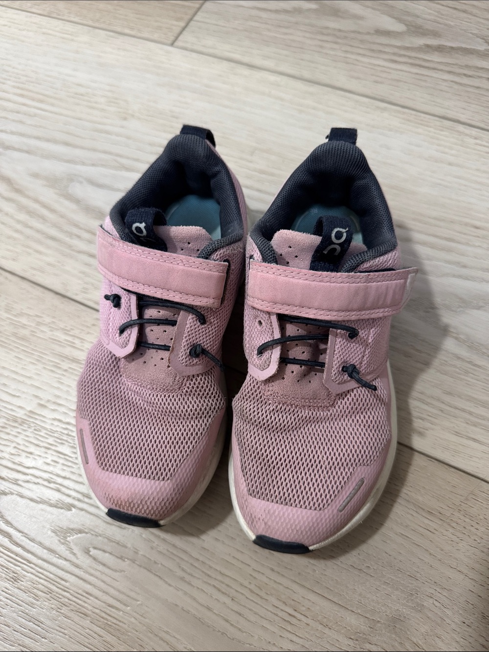 ON CLOUD PLAY kids sneaker